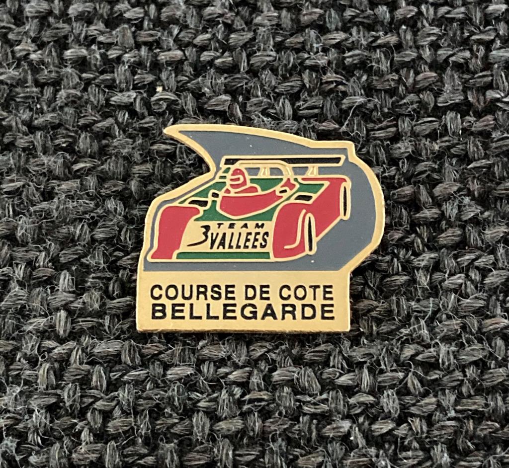 PIN - COURSE DE COTE BELLEGARDE - TEAM 3 VALLEES - RACING, Envoi, Utilisé, Sport, Insigne ou Pin's