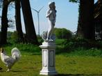 Beeld Vrouw met Schelp op Sokkel - 140 cm, Tuin en Terras, Ophalen of Verzenden, Nieuw, Steen