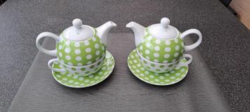 2  tassen met kannetjes beschikbaar voor biedingen