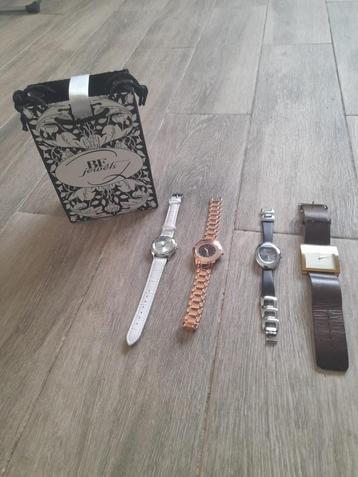 Set van 4 stijlvolle horloges beschikbaar voor biedingen