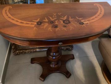 Italiaans fijn fineer bijzettafeltje beschikbaar voor biedingen