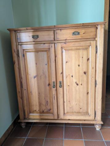 Oude grenen opbergkast, hoge dressoir. beschikbaar voor biedingen