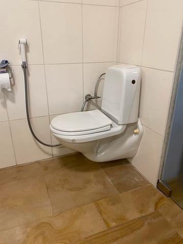 Propere hang wc met water reservawaar beschikbaar voor biedingen