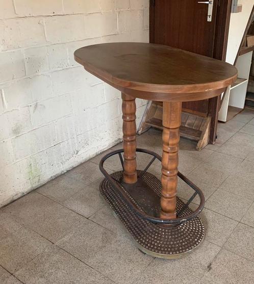 Een bar tafel om krukken rond te plaatsen, Huis en Inrichting, Barkrukken, Gebruikt, Hout, Metaal, 1 kruk, Met voetsteun, Ophalen