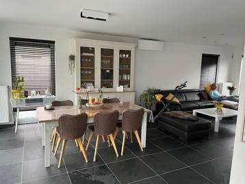 eetplaats kast stoelen en tafel beschikbaar voor biedingen