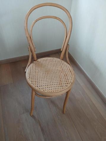 Antieke cannagestoel beschikbaar voor biedingen