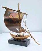 Vintage messing zeilschip/ jonk/sampan op sokkel, Antiek en Kunst, Ophalen of Verzenden
