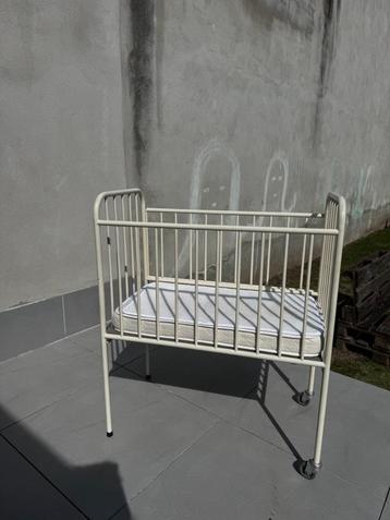 Babybedje / Kinderbedje /ziekenhuisbedje beschikbaar voor biedingen