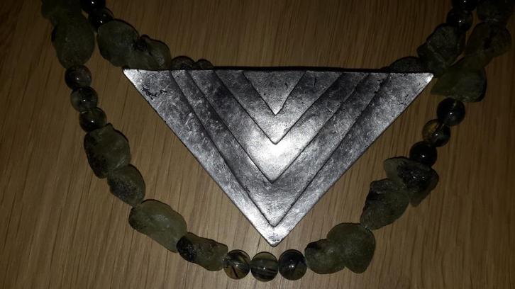 Halsketting met groene edelstenen, Handtassen en Accessoires, Edelstenen, Zo goed als nieuw, Ophalen of Verzenden