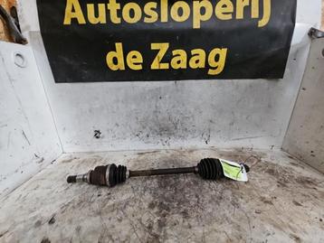 Aandrijfas links-voor van een Peugeot 107 beschikbaar voor biedingen