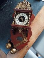 wandklok met gewichten, Ophalen