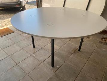 Inklapbare tafel rond  beschikbaar voor biedingen