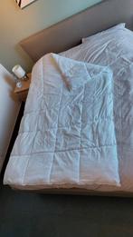 Twee synthetische donsdekens 150x200 met dekbedovertrekken., Huis en Inrichting, Ophalen