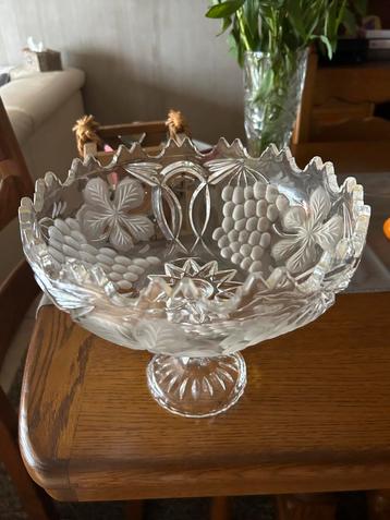 Glazen fruitschaal beschikbaar voor biedingen