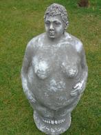 standbeeld een dikke vrouw hand op benen stenen klopje, Tuin en Terras, Nieuw, Steen, Ophalen of Verzenden, Abstract beeld