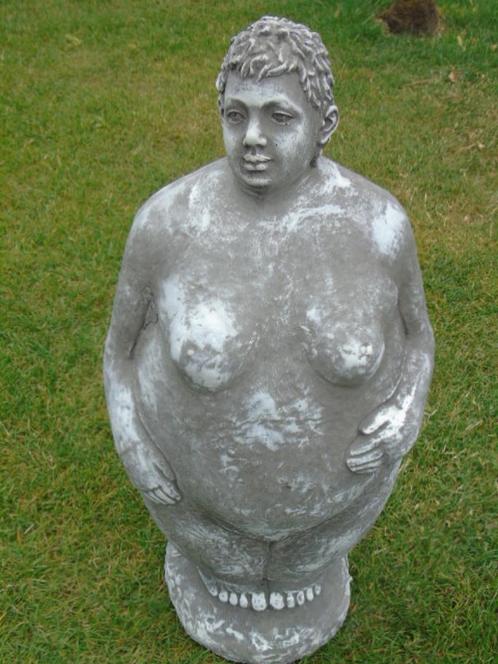 standbeeld een dikke vrouw hand op benen stenen klopje, Tuin en Terras, Tuinbeelden, Nieuw, Abstract beeld, Steen, Ophalen of Verzenden