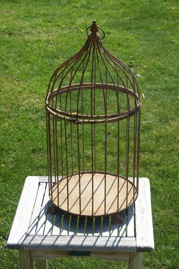 Metalen vogelkooi beschikbaar voor biedingen
