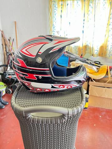 Helm voor moto of autocros beschikbaar voor biedingen