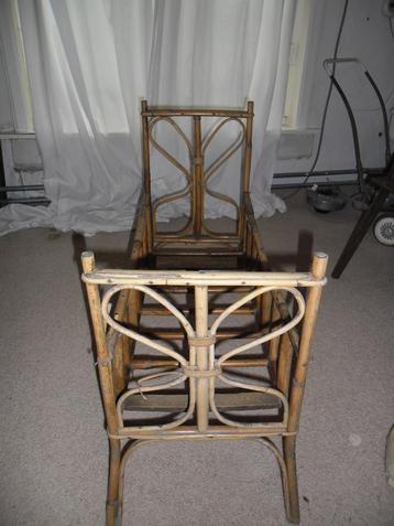 Antiek poppenbedje beschikbaar voor biedingen