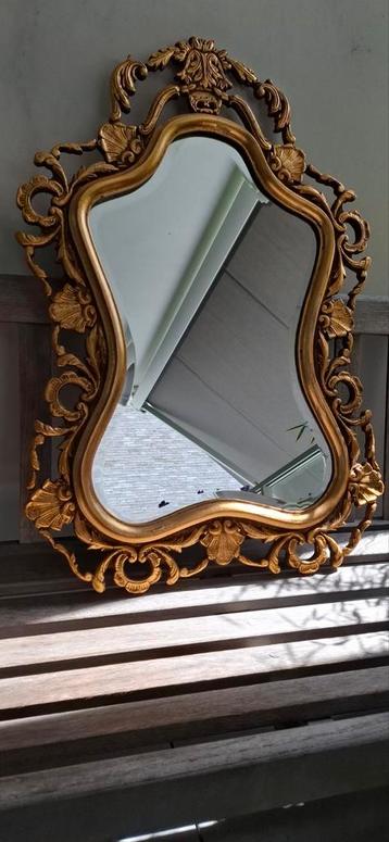 Spiegel in goudkleurig houten kader. beschikbaar voor biedingen