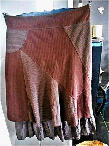 Donkerbruine rok beschikbaar voor biedingen