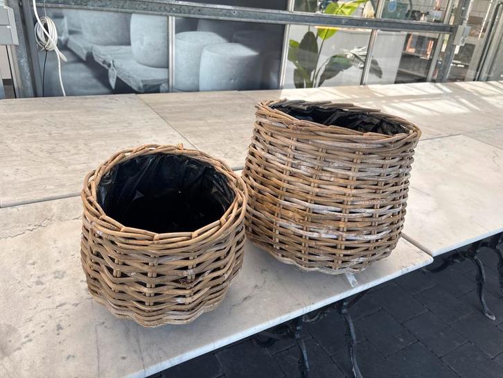 2 rotan plantenmanden met binnenvoering, Huis en Inrichting, Woonaccessoires | Schalen en Manden, Zo goed als nieuw, Ophalen