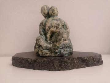Twee Figuren op Graniet – Moderne Sculptuur beschikbaar voor biedingen