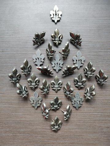 Fleur de Lys stoffeernagels in messing beschikbaar voor biedingen