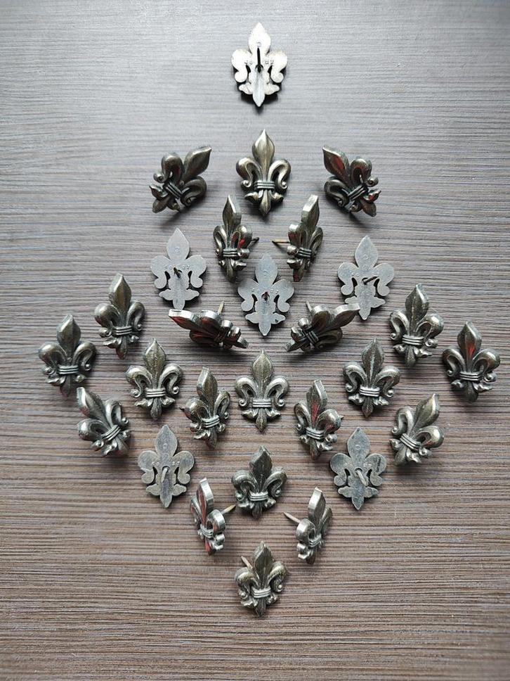 Fleur de Lys stoffeernagels in messing, Antiek en Kunst, Antiek | Overige Antiek, Ophalen