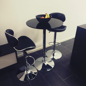Moderne barset – stijlvolle bartafel met 2 krukken beschikbaar voor biedingen
