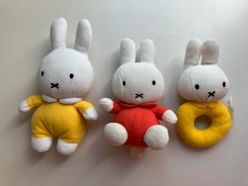 Nijntje 3  knuffels twee geel en een rood beschikbaar voor biedingen
