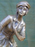 beeld van een elegante vrouw in een gebloemde jurk in brons, Antiek en Kunst, Ophalen of Verzenden, Brons