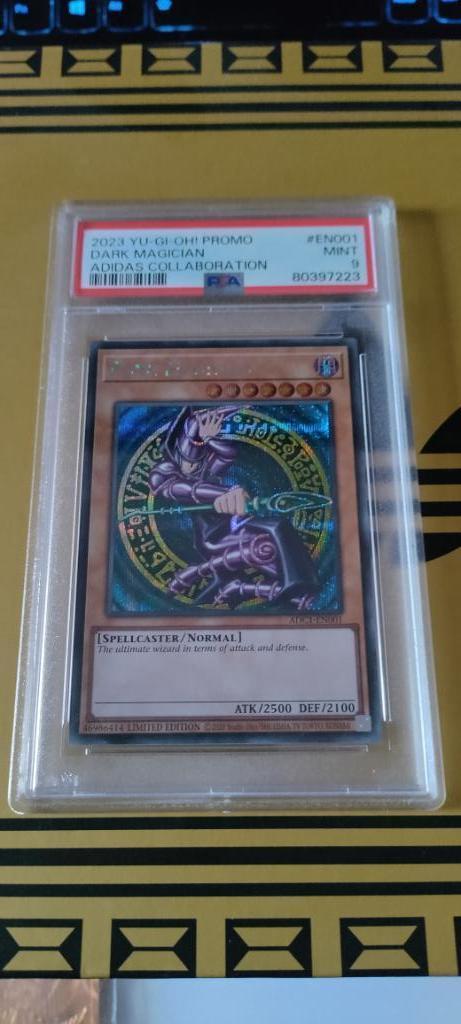 Yu-gi-Oh! - Adidas schoenen + PSA9 Dark magician, Hobby en Vrije tijd, Verzamelkaartspellen | Yu-gi-Oh!, Zo goed als nieuw, Overige typen