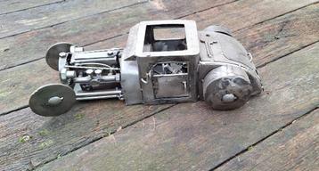 Hotrod auto, car als kunst van gerecycled materiaal. beschikbaar voor biedingen