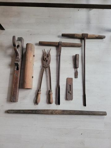 Lot 3 : 8 anciens outils de menuisier 