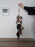 Laurel & Hardy aan touw, Ophalen, Nieuw, Mens