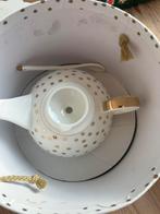 Theepot met kopje en lepel, Ophalen