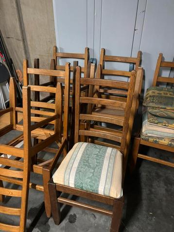 8 chaises en bois (idéal pour un relooking) disponible aux enchères