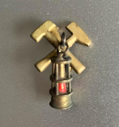 Speldje, 2 gekruiste hamers en mijnwerkerslamp antiek, Verzamelen, Speldjes, Pins en Buttons, Verzenden