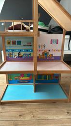 Houten poppenhuis op kindhoogte met veel extra, Kinderen en Baby's, Speelgoed | Poppenhuizen, Ophalen, Gebruikt, Poppenhuis
