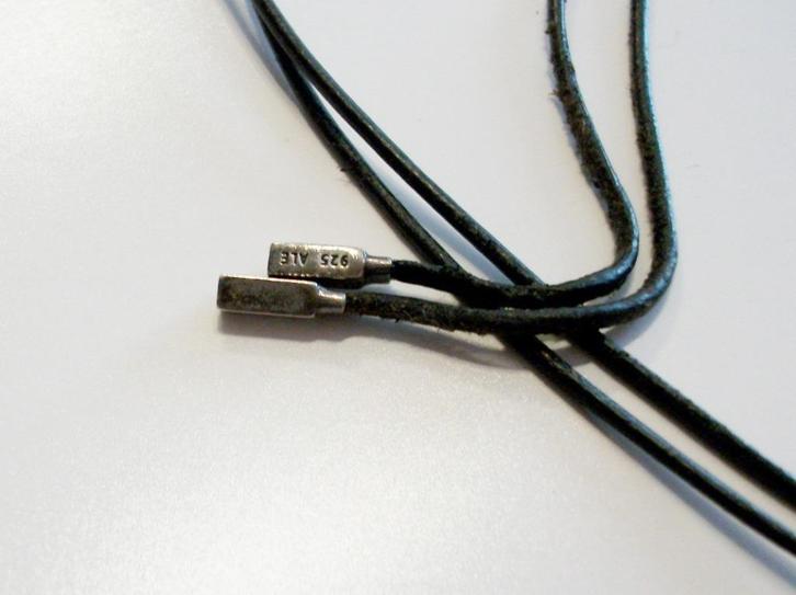 Te koop: Mooie zwarte lederen veter van "Pandora"., Handtassen en Accessoires, Kettingen, Gebruikt, Zwart, Ophalen