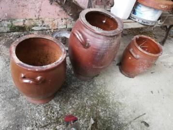 Aardewerk pot beschikbaar voor biedingen