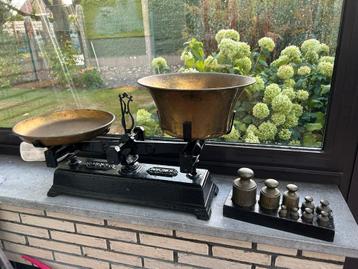 Oude weegschaal met gewichten beschikbaar voor biedingen