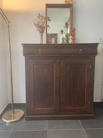Bruine vintage kast beschikbaar voor biedingen