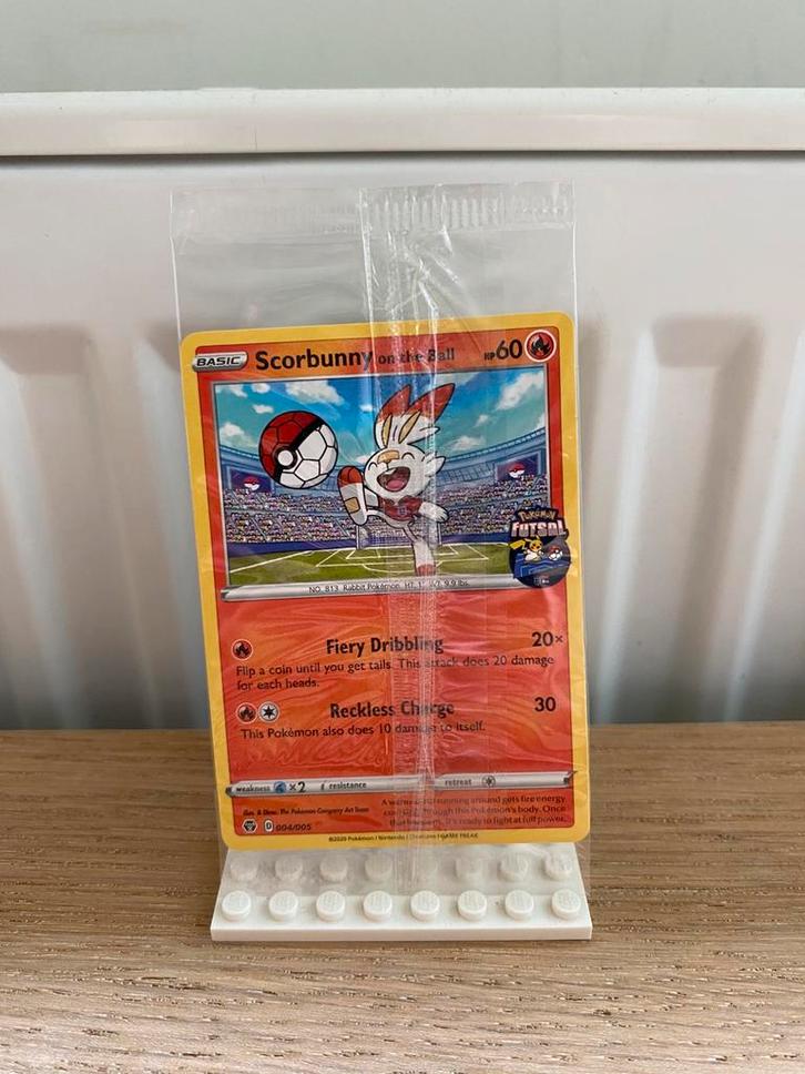 Scorbunny on the Ball 004/005 (SEALED) - Pokemon Kaart, Hobby en Vrije tijd, Verzamelkaartspellen | Pokémon, Nieuw, Losse kaart