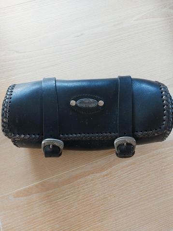 Lederen tasje 
prijs 10 € koopje
meer info 0475 72 60 62 beschikbaar voor biedingen