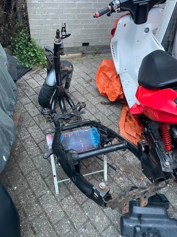 Yamaha aerox frame zonder wok beschikbaar voor biedingen
