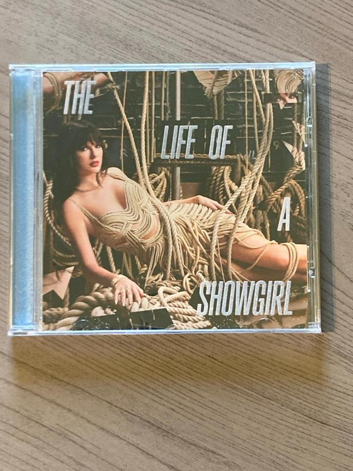 Taylor Swift - So Glamorous Cabaret Version Deluxe CD, CD & DVD, CD | Pop, Neuf, dans son emballage, 2000 à nos jours, Enlèvement ou Envoi