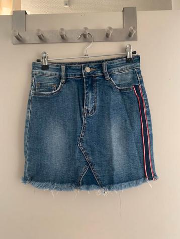 Jeans rok beschikbaar voor biedingen
