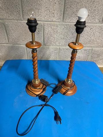 Antieken Houten Getorste Staande Lamp (2 stuks) beschikbaar voor biedingen